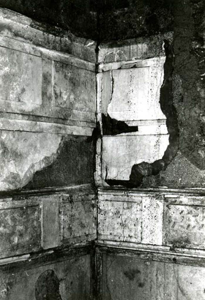 I.8.17 Pompeii. 1968. Room 15. Casa dei Quattro Stili, NW cubiculum, SW corner upper zone.  
Photo courtesy of Anne Laidlaw.
American Academy in Rome, Photographic Archive. Laidlaw collection _P_68_14_35. 

