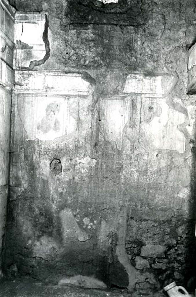 I.8.17 Pompeii. 1972. Room 15. Casa dei Quattro Stili, cubiculum left N, SW corner.  Photo courtesy of Anne Laidlaw.
American Academy in Rome, Photographic Archive. Laidlaw collection _P_72_13_28. 
