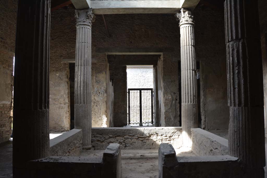 I.8.17 Pompeii. March 2019. Room 3, atrium, looking west across impluvium towards entrance doorway. 
Foto Annette Haug, ERC Grant 681269 DÉCOR.

