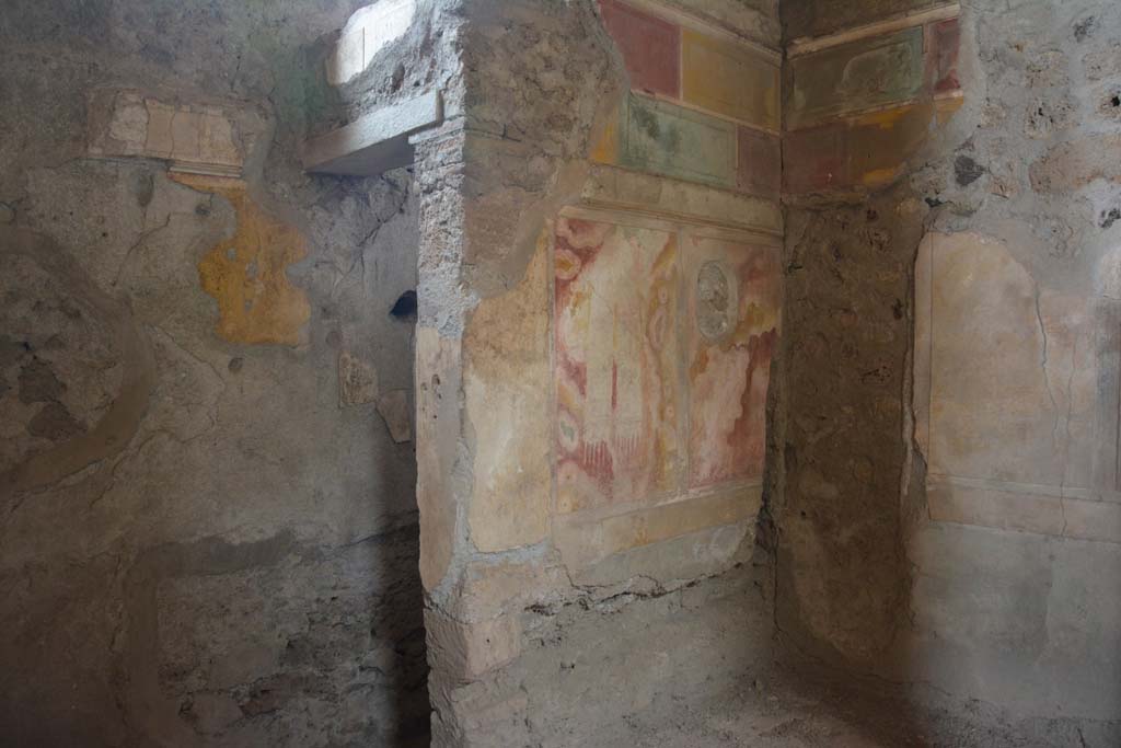 I.8.17 Pompeii. March 2019. 
Room 15, looking north-west, west wall on left, doorway to closet in centre, west wall of alcove, centre right.
Foto Annette Haug, ERC Grant 681269 DÉCOR.

