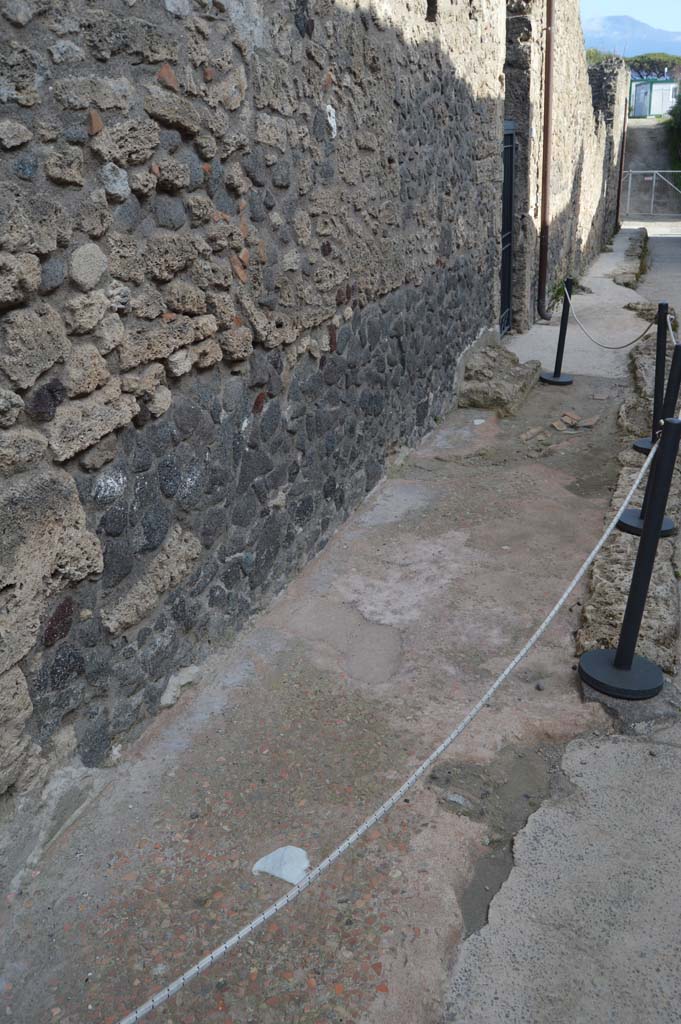 I.8.17 Pompeii. March 2019. Looking south along pavement towards doorway.
Foto Taylor Lauritsen, ERC Grant 681269 DÉCOR.
