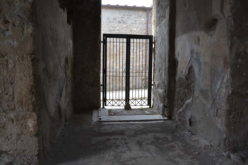 I.8.17 Pompeii. March 2019. Looking west to entrance doorway with north wall of vestibule 2, on right. 
Foto Annette Haug, ERC Grant 681269 DÉCOR.
