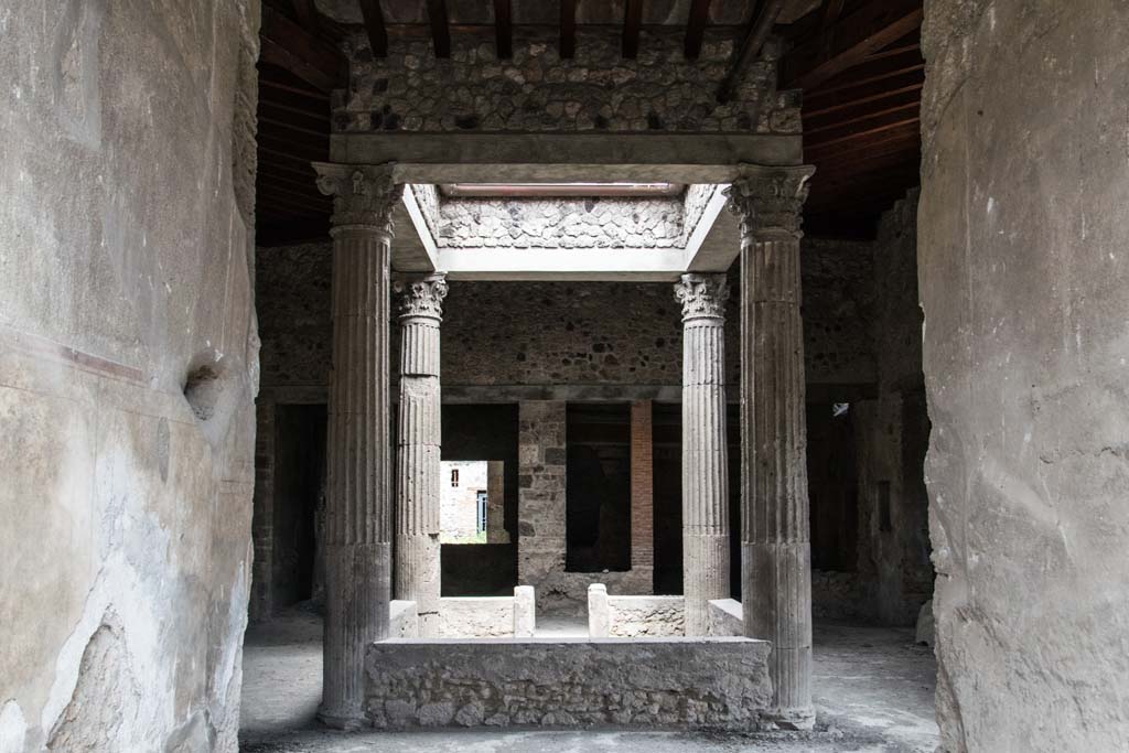 I.8.17 Pompeii. June 2018. Looking east along entrance corridor from entrance doorway. Photo courtesy of Johannes Eber.

