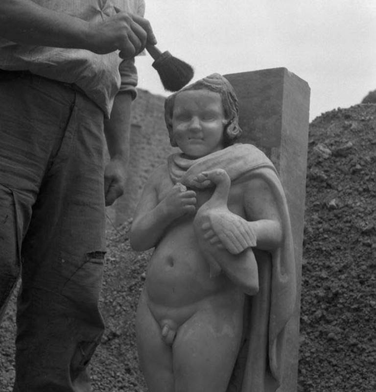 I.9.3 Pompeii. 1952. Room 6, north portico of garden area.
Statue of small boy with dove found during the excavation in 1952.
Photograph courtesy of Soprintendenza Speciale per i Beni Archeologici di Napoli e Pompei.
