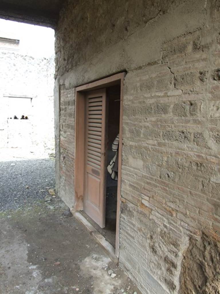 I.9.3 Pompeii. March 2009.  Doorway to room 10, on east side of tablinum