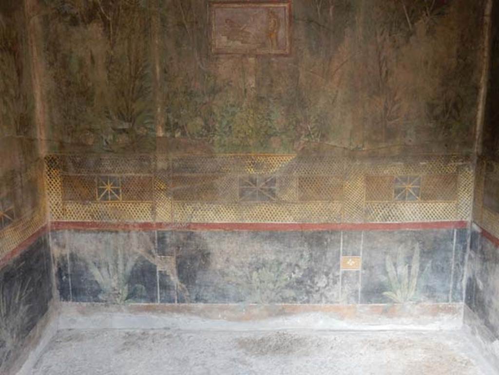 I.9.5 Pompeii. May 2016. Room 5, zoccolo from lower east wall. Photo courtesy of Buzz Ferebee.