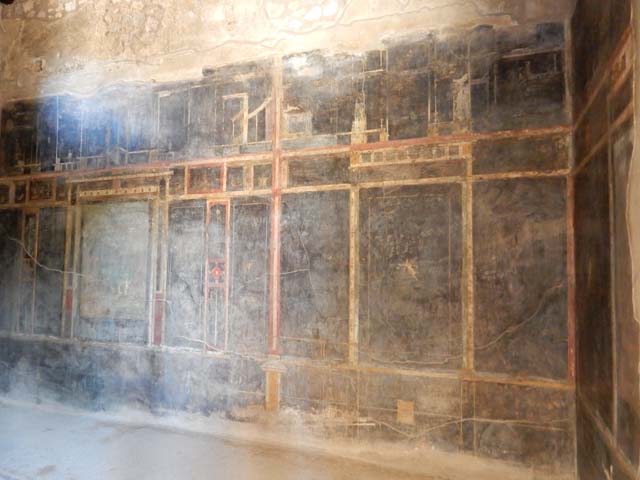 I.9.5 Pompeii. May 2016. Room 10, upper east wall. Photo courtesy of Buzz Ferebee.