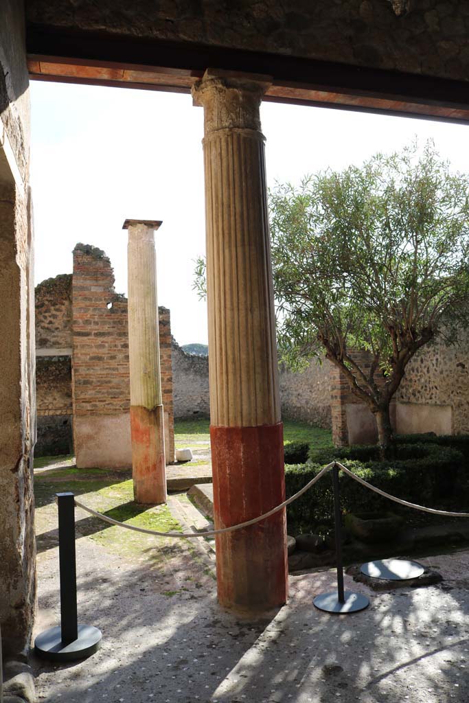 I.9.5Pompeii. December 2018. 
Looking south along east portico. Photo courtesy of Aude Durand.
