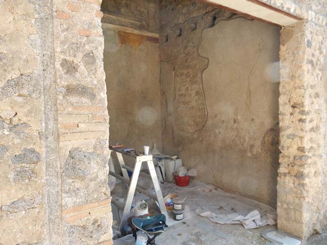 I.9.5 Pompeii. May 2016. Doorway to room 13, on east side of peristyle garden. Photo courtesy of Buzz Ferebee.

