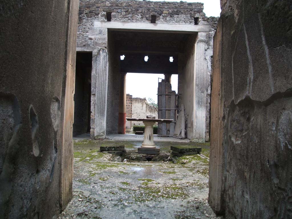 I.9.5 Pompeii.  December 2004.  Room 1.  Fauces.  Looking south across atrium.