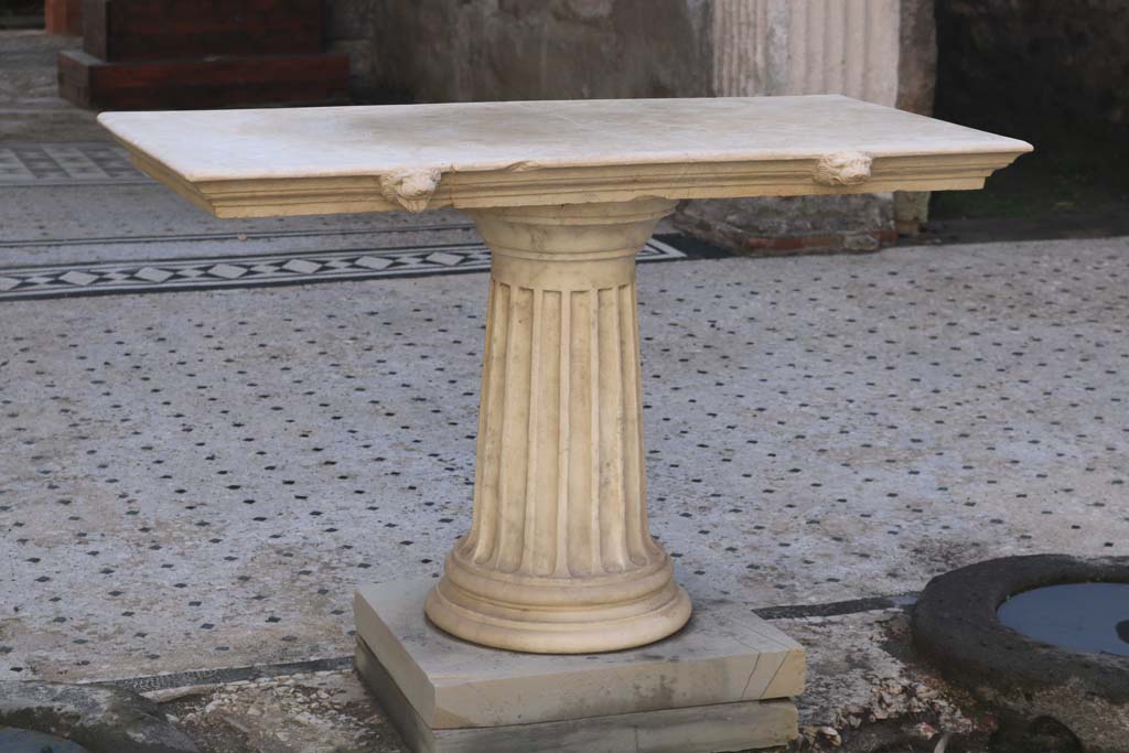 I.9.5 Pompeii, May 2018. Room 3, detail of feature on front of table near impluvium. Photo courtesy of Buzz Ferebee.