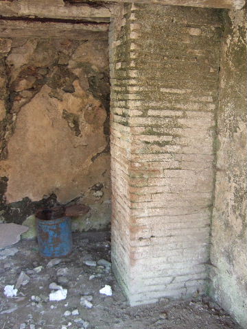 I.9.15 Pompeii. September 2005. South-east corner.