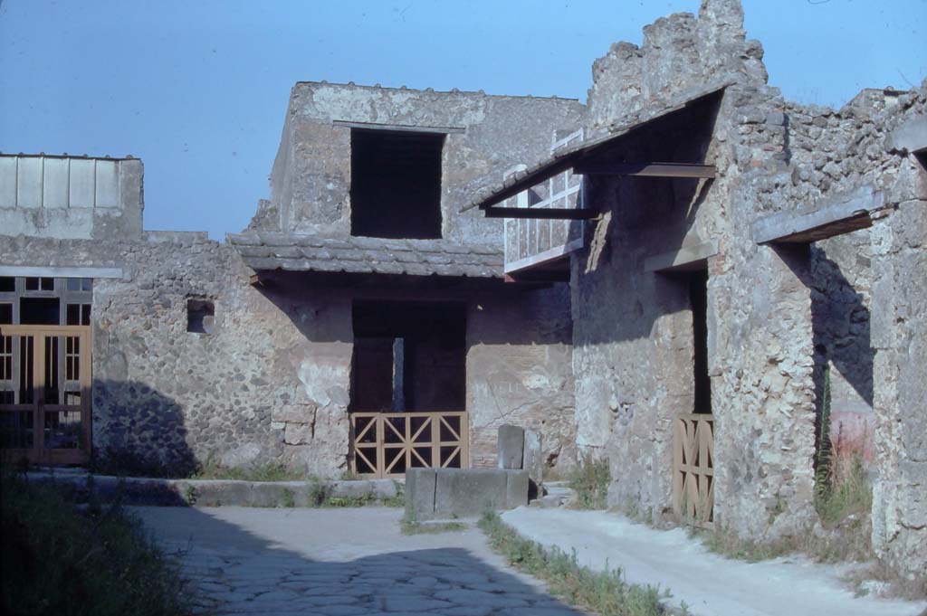 Vicolo del Menandro, Pompeii. August 1976. 
Looking east to end of the Vicolo with fountain at its junction with Vicolo di Paquius Proculus. 
On the left and centre are I.7.19 and I.7.18. On the right is I.10.1 and I.10.2. 
Photo courtesy of Rick Bauer, from Dr George Fay’s slides collection.


