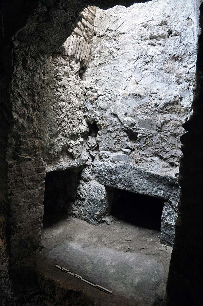 Fig. 1  Pompi, Casa del Menandro  Mur diaphragme, autel (/table) et bouche du four situ dans le cryptoportique.
Clich : A. Coutelas / EFR. Utilisation soumise  CC-BY-NC-SA 4.0

