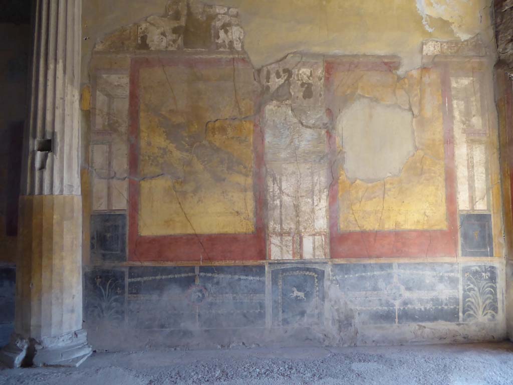 I.10.4 Pompeii. September 2017. Room 8, east wall of tablinum.
Foto Annette Haug, ERC Grant 681269 DCOR.
