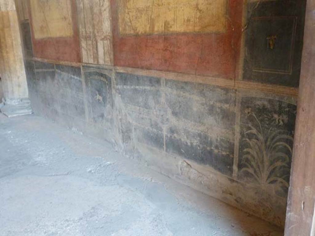 I.10.4 Pompeii. September 2015. Room 8, looking north along lower (zoccolo) of east wall of the tablinum. 