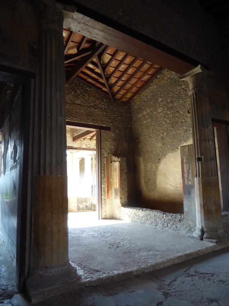I.10.4 Pompeii. September 2017. Room 8, looking west across tablinum from atrium.  
Foto Annette Haug, ERC Grant 681269 DCOR.
