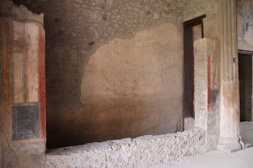 I.10.4 Pompeii. September 2021. Room 8, west wall of tablinum with window. Photo courtesy of Klaus Heese.