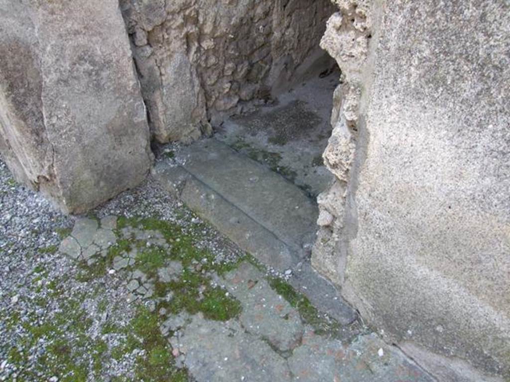 I.10.7 Pompeii. March 2009.  Doorway to room 6, and sill.

