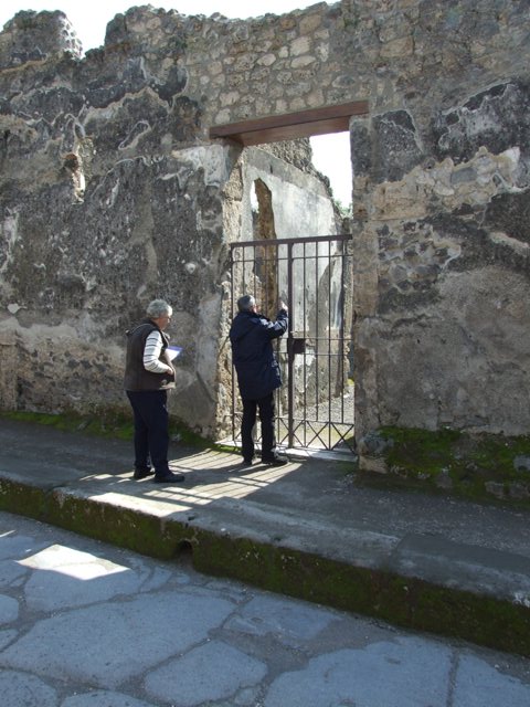 I.10.8 Pompeii.  December 2007.  Entrance, with benches on either side.  