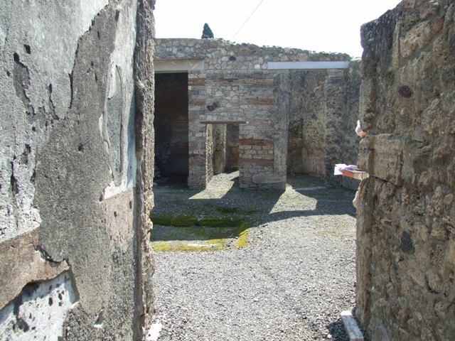 I.10.8 Pompeii.  December 2004.  Looking along fauces to atrium and rear rooms.  