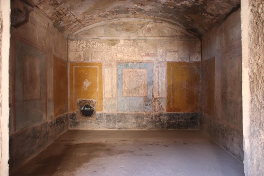 I.10.11 Pompeii.  March 2009.  Room 8.  Triclinium.  West wall.