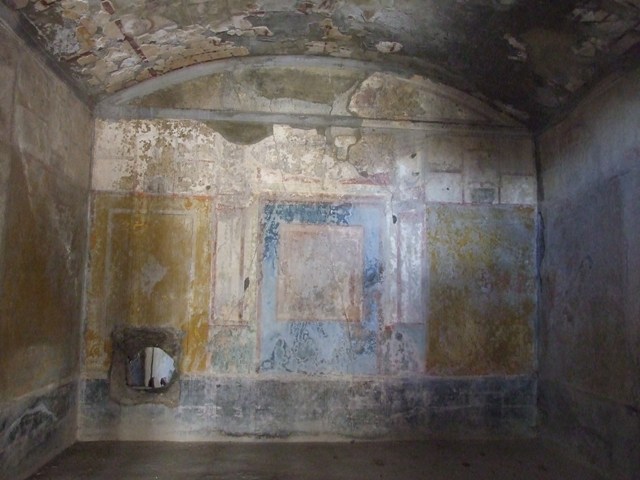 I.10.11 Pompeii. March 2009. Room 8, remains of wall painting of Dido abandoned, from west wall of triclinium.  See Bragantini, de Vos, Badoni, 1981. Pitture e Pavimenti di Pompei, Parte 1. Rome: ICCD.  (p.143).
