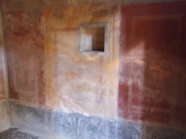 I.10.11 Pompeii.  March 2009.  Room 9.  Cubiculum.  West wall.