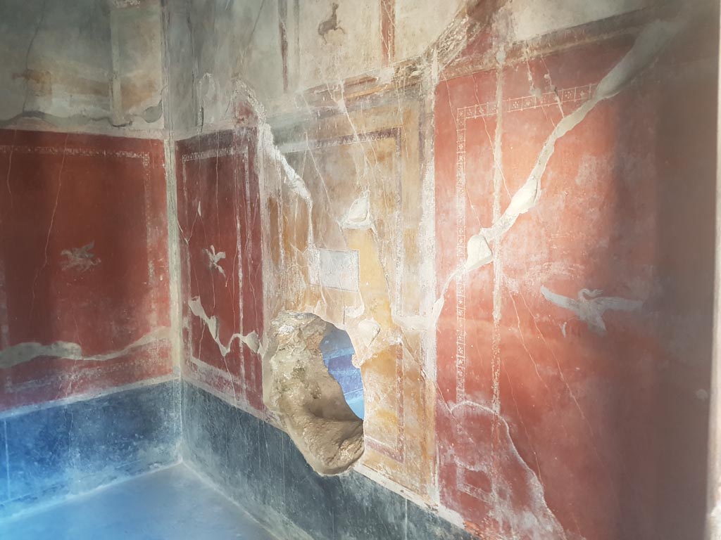 I.10.11 Pompeii. October 2022. Room 12, south wall of cubiculum. Photo courtesy of Klaus Heese. 