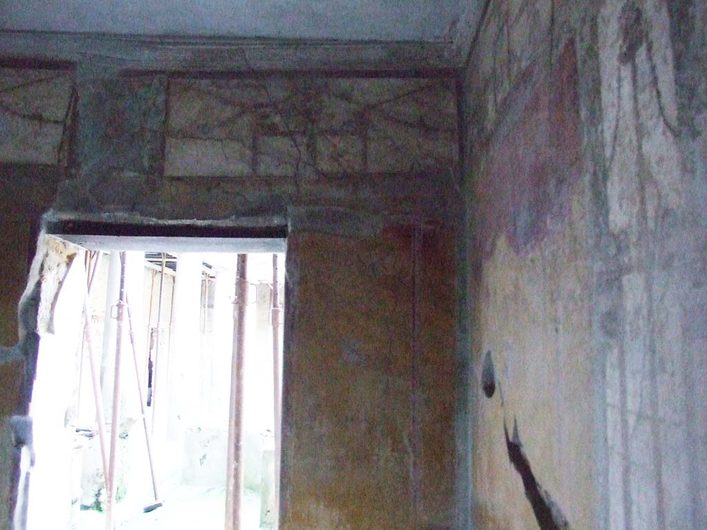I.10.11 Pompeii. 1959. Room 10, east wall of peristyle, on south side of doorway to room 13.  Painting of ducks with graffito.  CIL IV 8408 a-c.
“Amantes ut apes vitam melitam exigent.” (Lovers, like bees, make life as sweet as honey).
Photo by Stanley A. Jashemski.
Source: The Wilhelmina and Stanley A. Jashemski archive in the University of Maryland Library, Special Collections (See collection page) and made available under the Creative Commons Attribution-Non Commercial License v.4. See Licence and use details.
J59f0292
