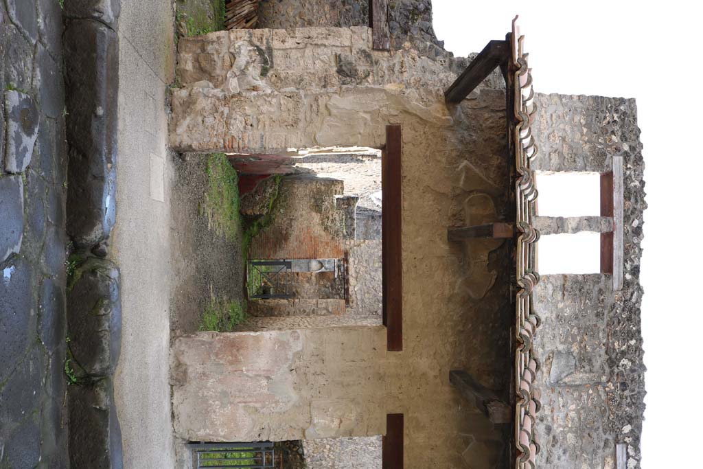 I.11.3 Pompeii. December 2007. Niche on south wall of the garden viewed through kitchen doorway.