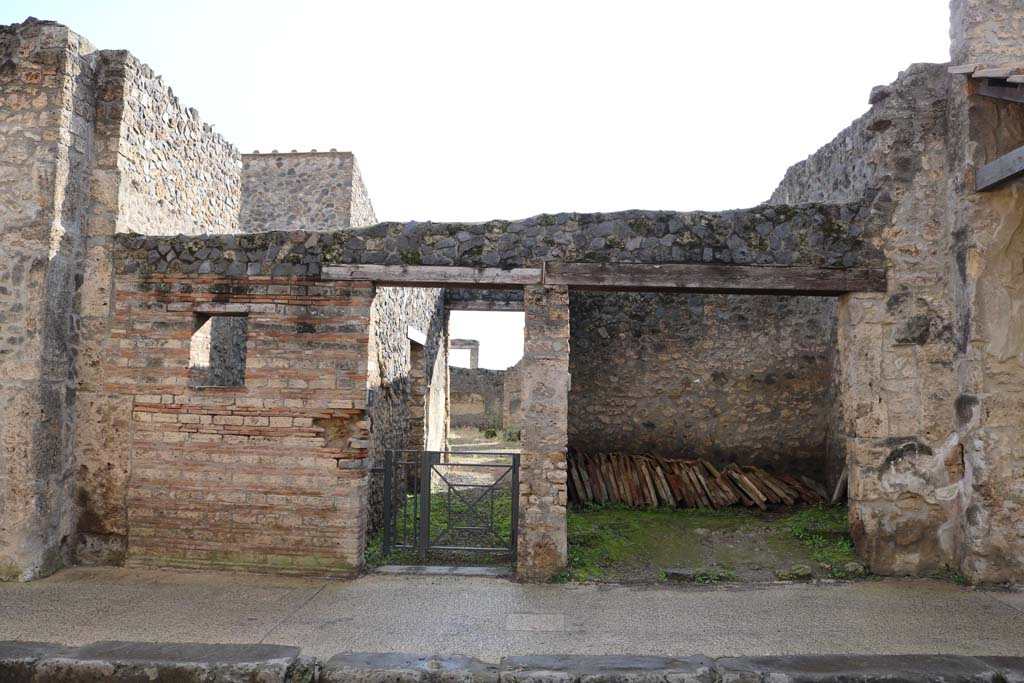 I.11.5 Pompeii, on left. December 2018. 
Looking south towards entrance doorway on Via dell’Abbondanza. Photo courtesy of Aude Durand.
