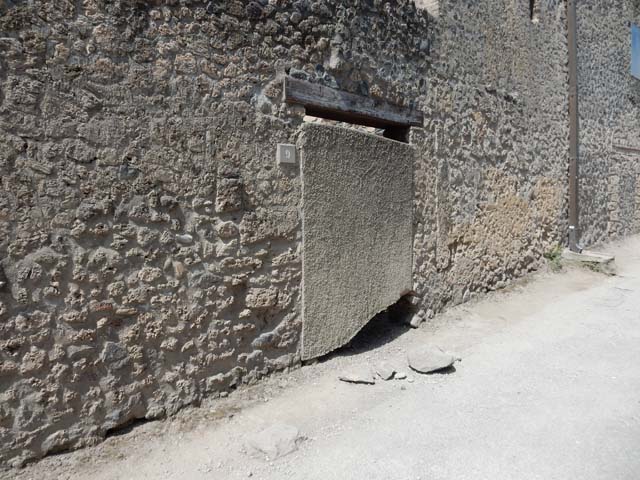 I.11.9 Pompeii. May 2005. Blocked rear entrance of I.11.15.