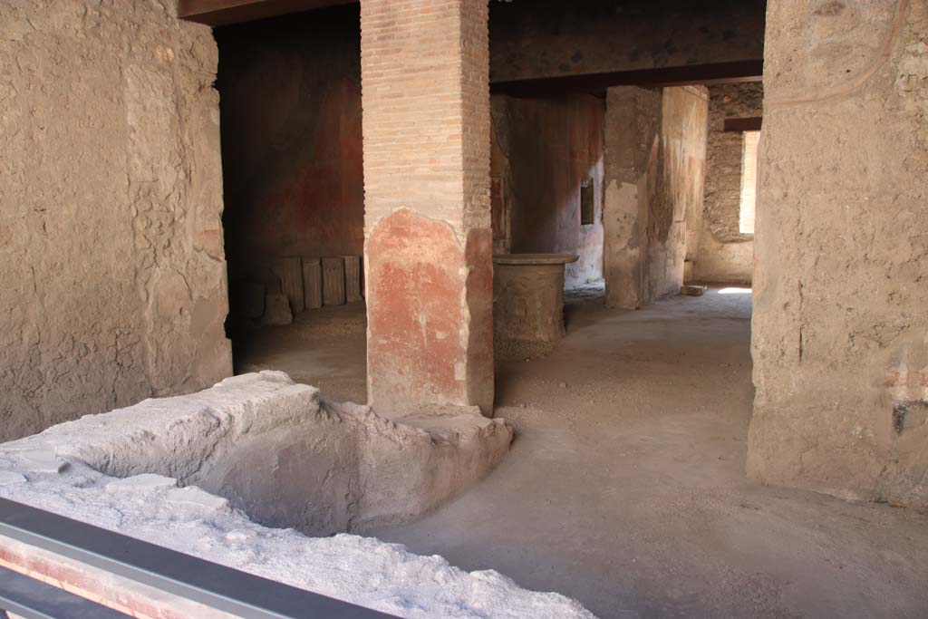 I.12.3 Pompeii. September 2017. Room 1, looking south across counter towards painted pilaster, and rear rooms.
Photo courtesy of Klaus Heese.
