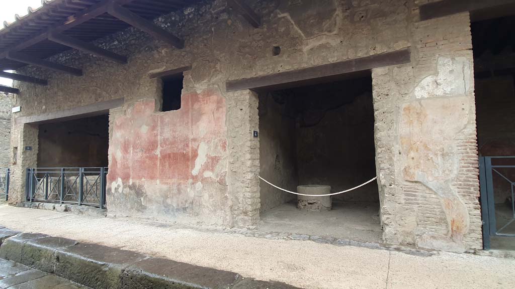 I.12.4, on left, and I.12.3, on right. December 2018. 
Entrance doorways on south side of Via dell’Abbondanza. Photo courtesy of Aude Durand.

