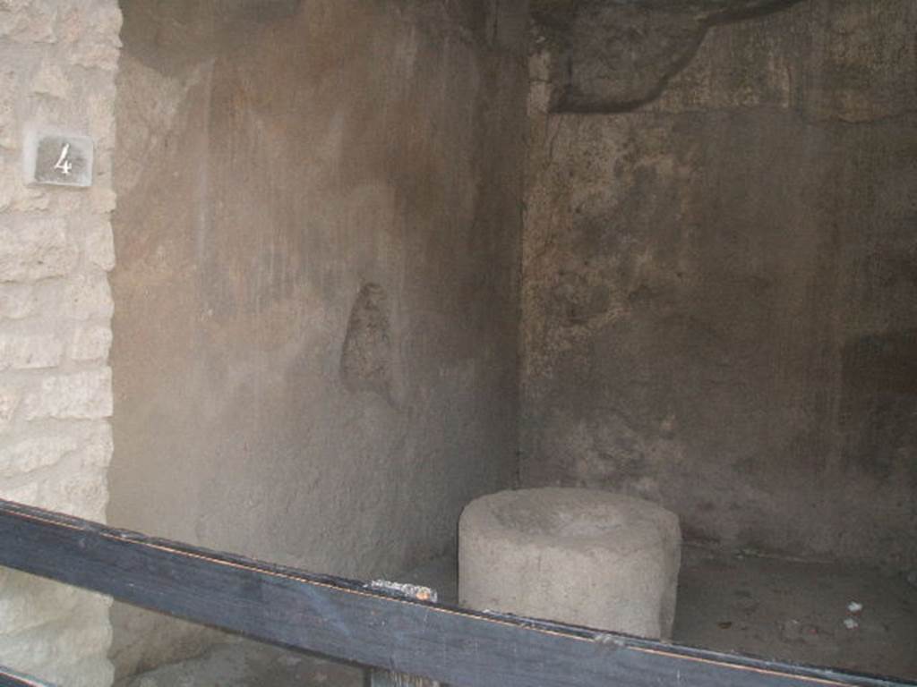 I.12.4 Pompeii, September 2019. Round masonry structure in workshop, perhaps – an oven. Photo courtesy of Klaus Heese.