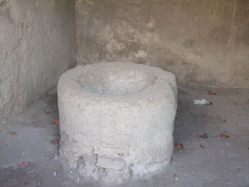 I.12.4 Pompeii. December 2006. Round masonry structure, according to Eschebach – an oven. See Eschebach, L., 1993. Gebäudeverzeichnis und Stadtplan der antiken Stadt Pompeji. Köln: Böhlau. (p.63)
