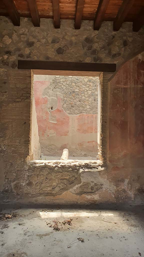 I.12.5 Pompeii. December 2018. 
Smallest arch/alcove under stairs against east wall of garden area. 
This was used as a lararium, in front of it was a pedestal and a small tufa altar. Photo courtesy of Aude Durand.

