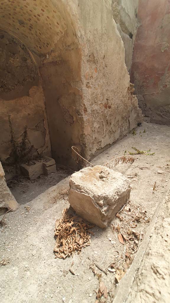 I.12.5 Pompeii. December 2018. 
Looking towards north-west corner with structure, in small room with doorway at north end of west wall of garden area.
Photo courtesy of Aude Durand
