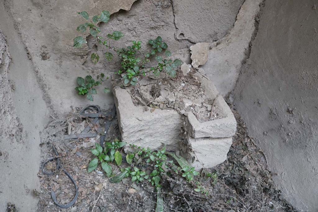 I.12.5 Pompeii. December 2018. Detail from base of smallest niche/alcove/lararium. Photo courtesy of Aude Durand.