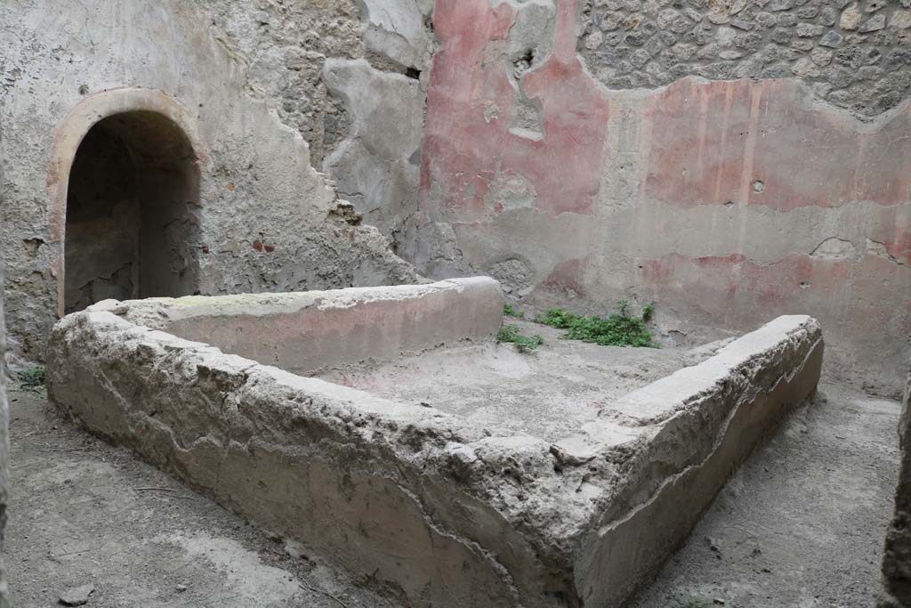 I.12.5 Pompeii. December 2018. Looking across basin/tub towards south wall with painted decoration. Photo courtesy of Aude Durand.