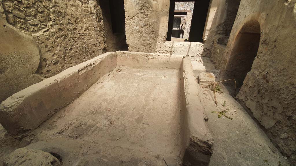 I.12.5 Pompeii. July 2021. 
Looking north across basin/tub towards north wall with doorway to corridor and window to triclinium, on right. 
Foto Annette Haug, ERC Grant 681269 DÉCOR.

