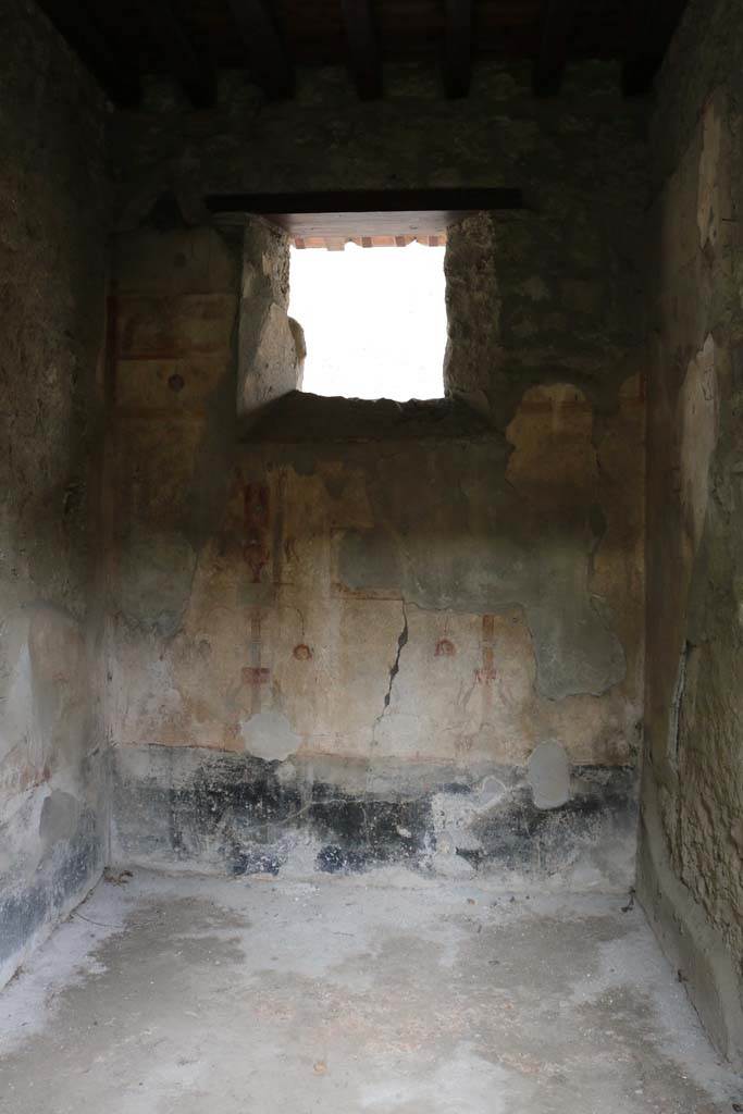 I.12.5 Pompeii. December 2018. 
Looking towards north wall of cubiculum with window overlooking Via dell’Abbondanza. 
Photo courtesy of Aude Durand.

