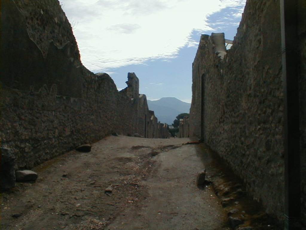 I.13 Pompeii. September 2004. Vicolo dei Fuggiaschi, looking south. Side wall of I.12.5
