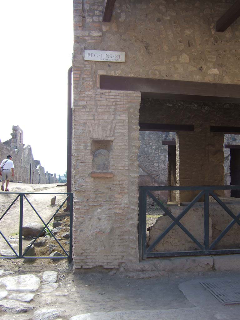 I.12.5 Pompeii. October 2017. Pilaster with niche on east side of entrance doorway.
Foto Taylor Lauritsen, ERC Grant 681269 DÉCOR.
