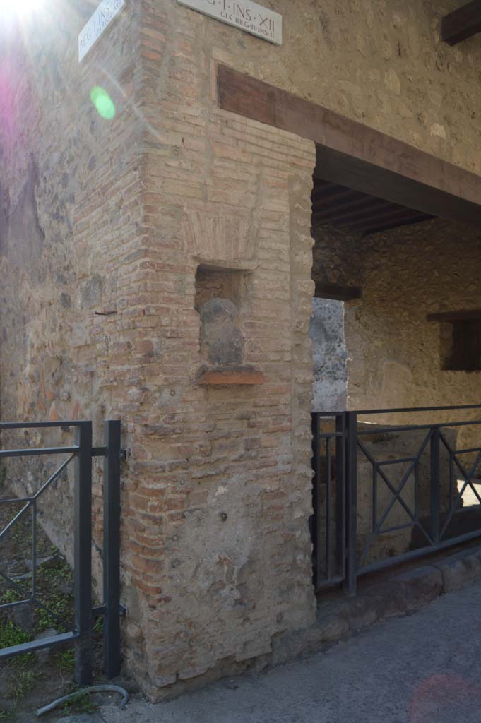 I.12.5 Pompeii. December 2018. 
Looking towards entrance doorway on south side of Via dell’Abbondanza. Photo courtesy of Aude Durand.
