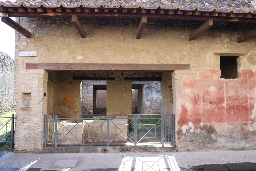 I.12.5 Pompeii. October 2017. 
Looking east across entrance doorway on Via dell’Abbondanza.
Foto Taylor Lauritsen, ERC Grant 681269 DÉCOR.
