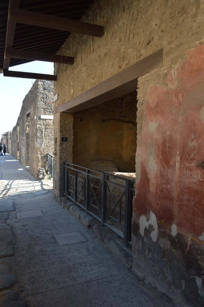 I.12.5 Pompeii. December 2018. Looking south-east across bar-room, from entrance doorway. Photo courtesy of Aude Durand.