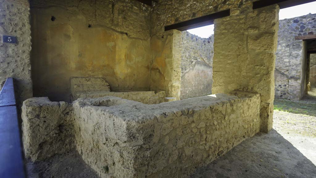 I.12.5 Pompeii. December 2007. Counter with remains of shelves for displaying drinking vessels.
