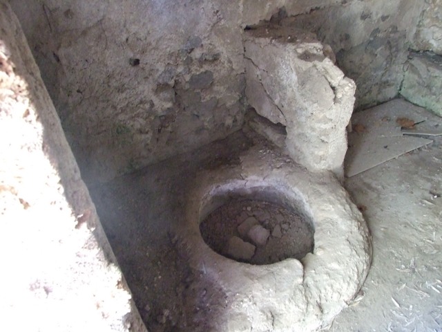 I.12.8 Pompeii.  March 2009.  Room 10.  South west corner
